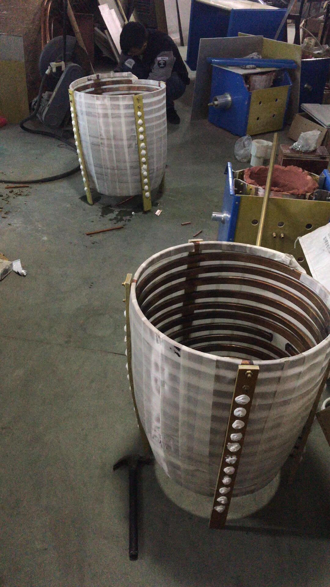 生產(chǎn)車(chē)間技工李師傅給廢銅熔煉爐脫胎換骨(圖1)