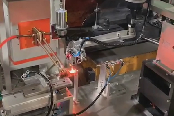  搭配機械手臂實現(xiàn)自動化操作的超高頻感應(yīng)加熱設(shè)備