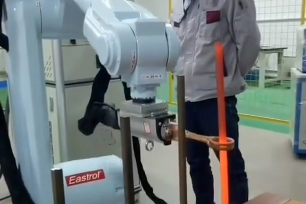 手持式感應(yīng)加熱設(shè)備 配合機械手臂實現(xiàn)自動化加熱