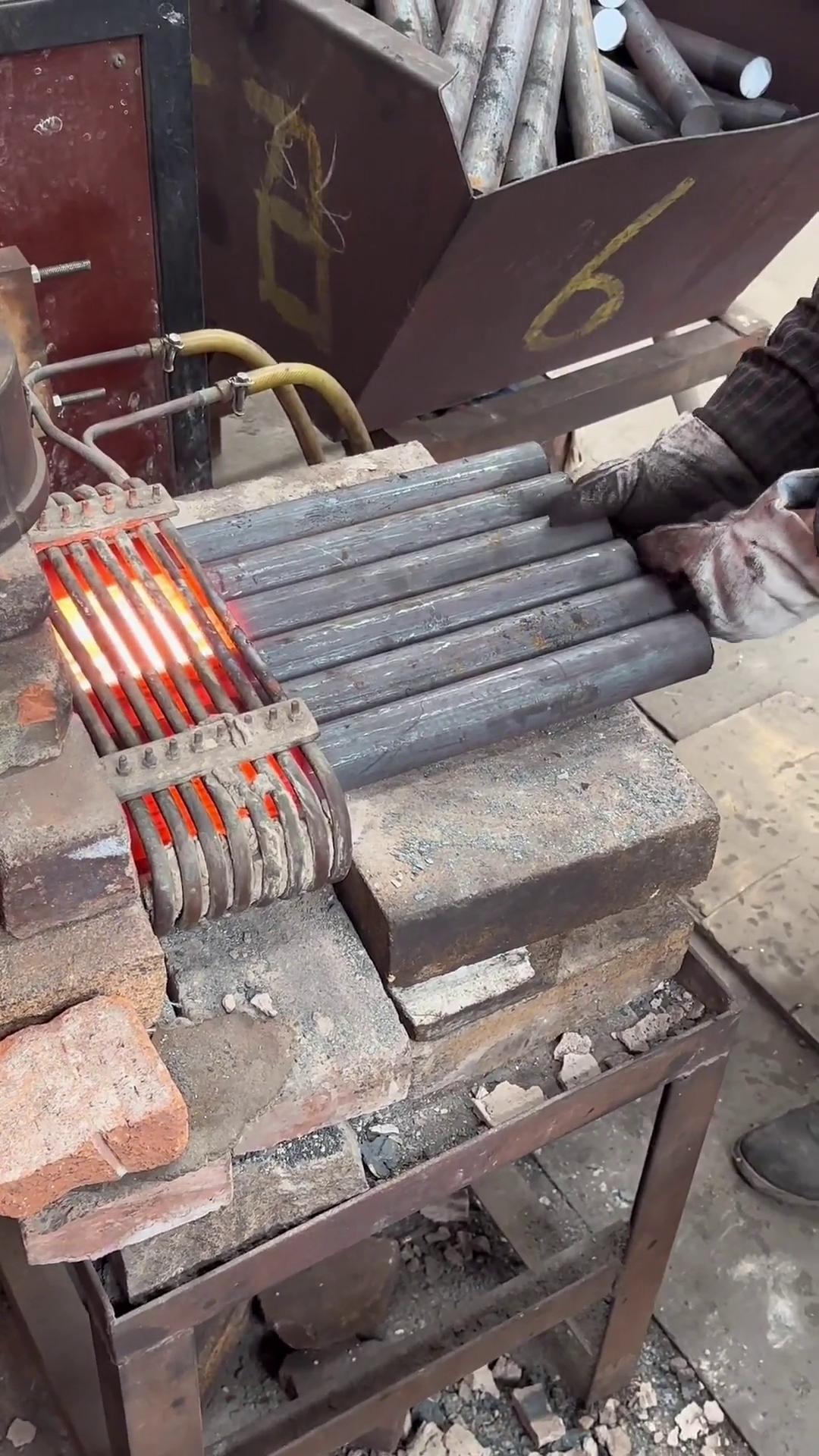 外六角螺絲螺栓鍛打 棒料一般會(huì)用超音頻感應(yīng)加熱來加熱 因他都做到多根同時(shí)加熱且均勻