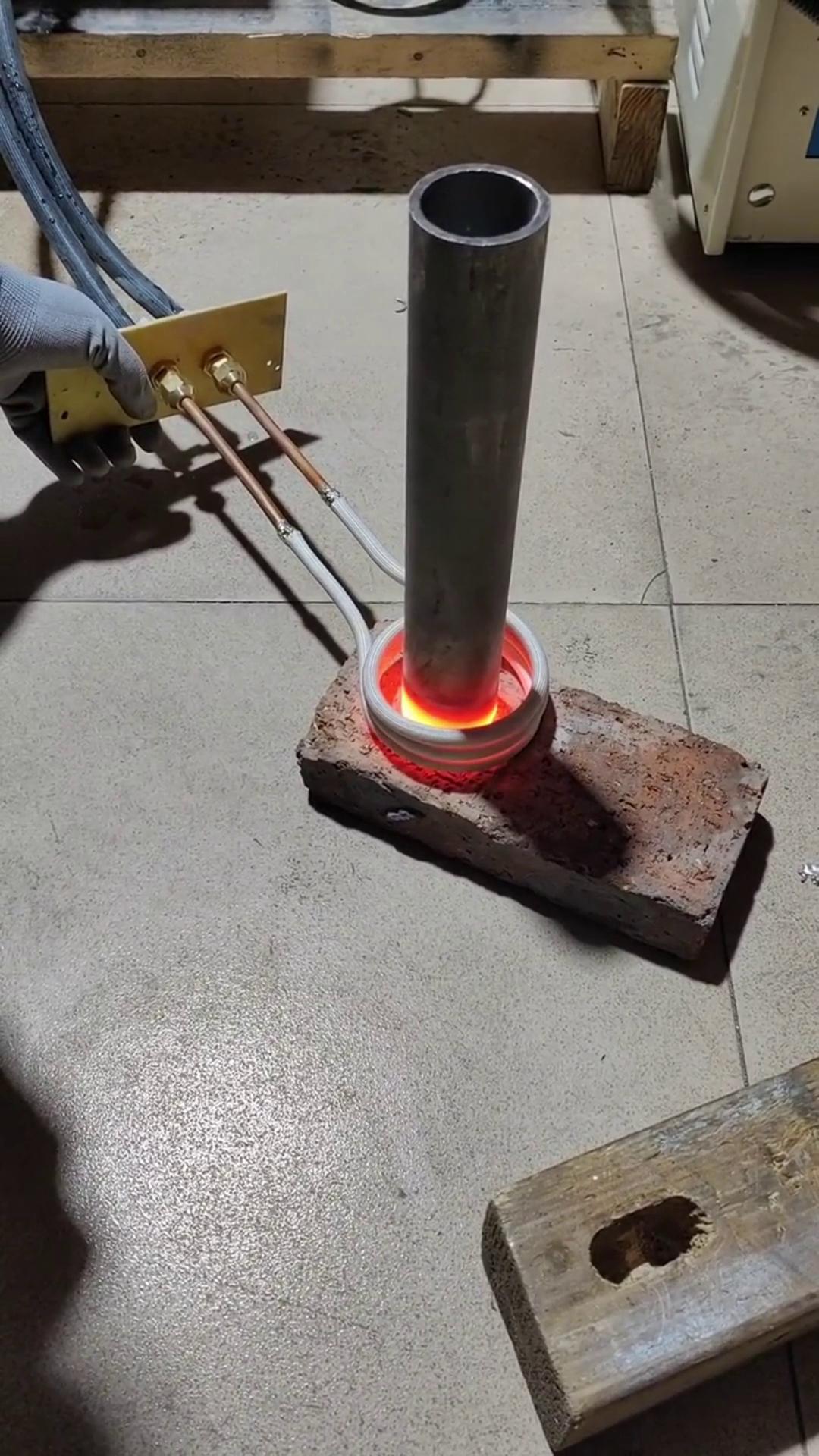 鋼管熱封頭測試， 高頻感應(yīng)加熱設(shè)備升溫速度快 不小心直接融化了 高頻封口機(jī)