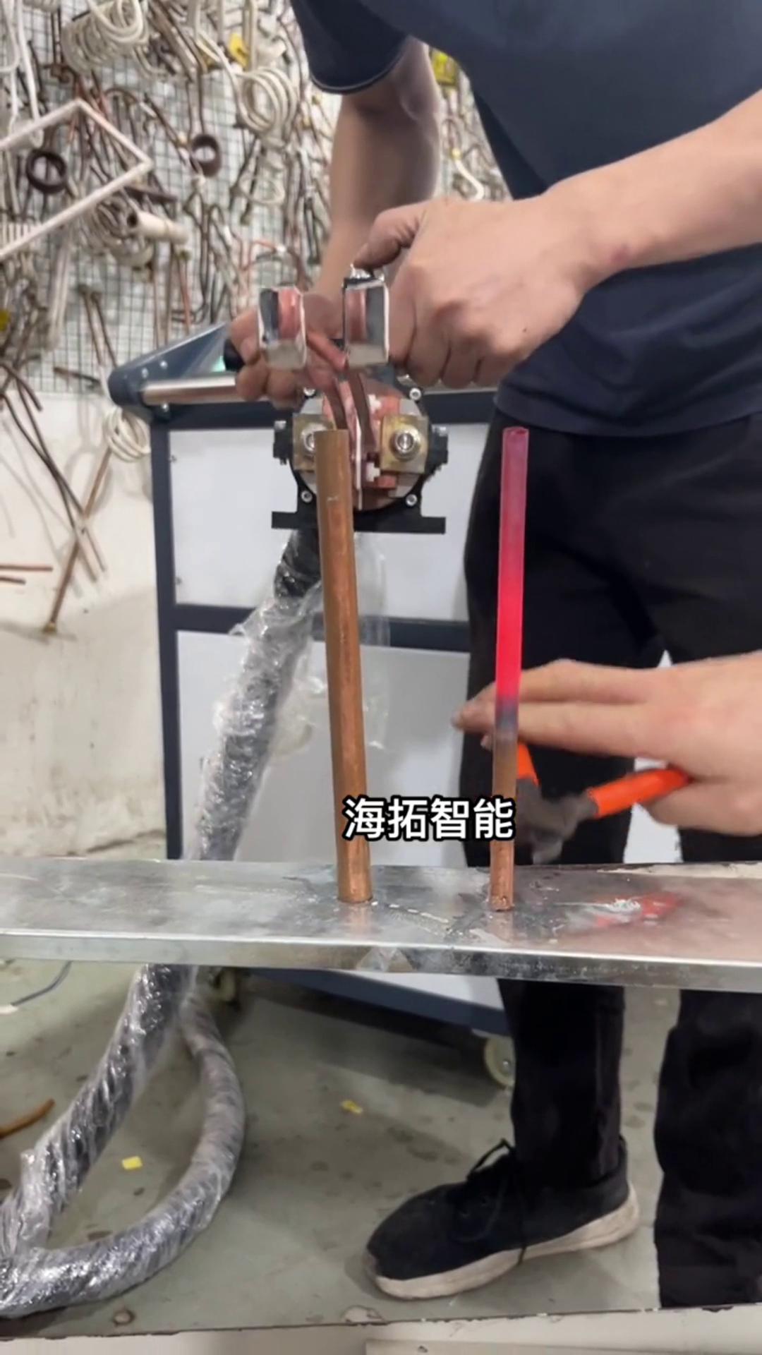 銅管加熱退火有難度嗎？沒(méi)有！只要用了海瑞拓智能感應(yīng)加熱設(shè)備，什么淬火退火加熱焊接一切都不是問(wèn)題。 