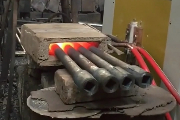 高頻感應(yīng)加熱設(shè)備加熱到1000度，取下回收回來的鉆頭鎢鋼(圖1)