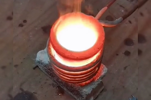 貴金屬熔煉爐，它是一種采用中頻感應(yīng)加熱設(shè)備的環(huán)保熔煉爐(圖2)