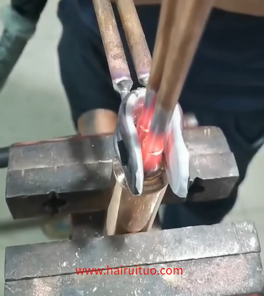 冰箱空調(diào)散熱器銅管彎頭焊接，用手持式高頻焊機(jī)(圖1)