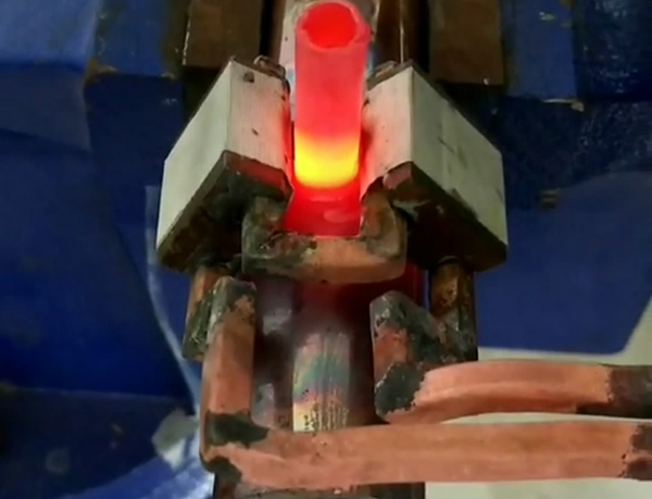 冰箱空調(diào)散熱器銅管彎頭焊接，用手持式高頻焊機(jī)