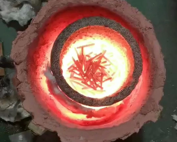 小型實(shí)驗(yàn)熔煉爐，特別是用于熔煉銅的中頻電爐，是實(shí)驗(yàn)室或小規(guī)模生產(chǎn)環(huán)境中常用的設(shè)備(圖2)