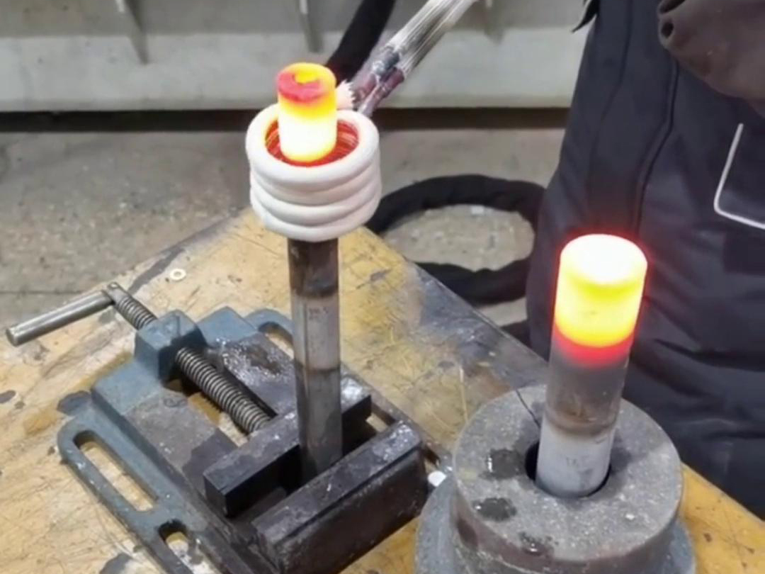 高頻加熱機(jī)以其高效、節(jié)能、環(huán)保的特性，在金屬加工和制造領(lǐng)域有廣泛應(yīng)用