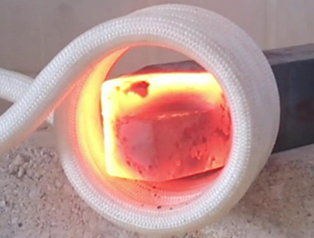 高頻焊機(jī)可以提高焊接質(zhì)量和效率，降低生產(chǎn)成本，是鎢鋼刀頭焊接的理想選擇