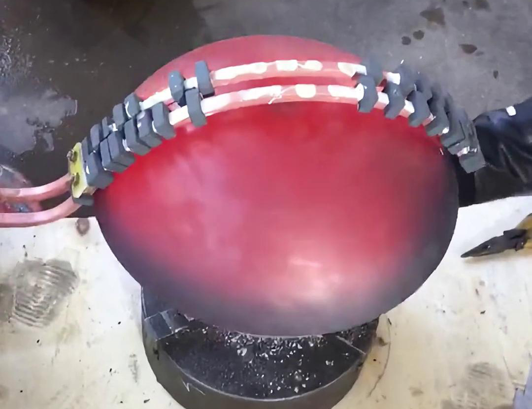 高頻退火可以提高鍋蓋的硬度和強(qiáng)度，增強(qiáng)其抗壓和耐沖擊性能，從而提升壓力鍋的安全性和使用壽命