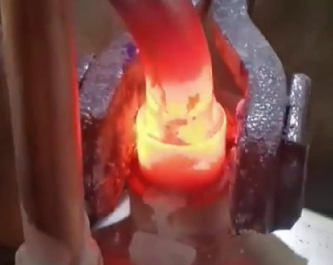 高頻銅料焊接技術(shù)高效加熱、焊接質(zhì)量高、操作簡(jiǎn)便以及節(jié)能環(huán)保