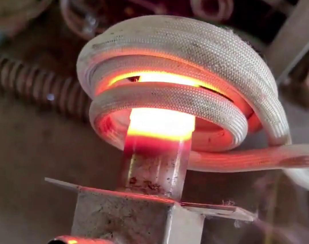 手持式高頻機加熱不銹鋼管是一種高效、精確的加熱方法，適用于對不銹鋼管進行局部加熱的場合