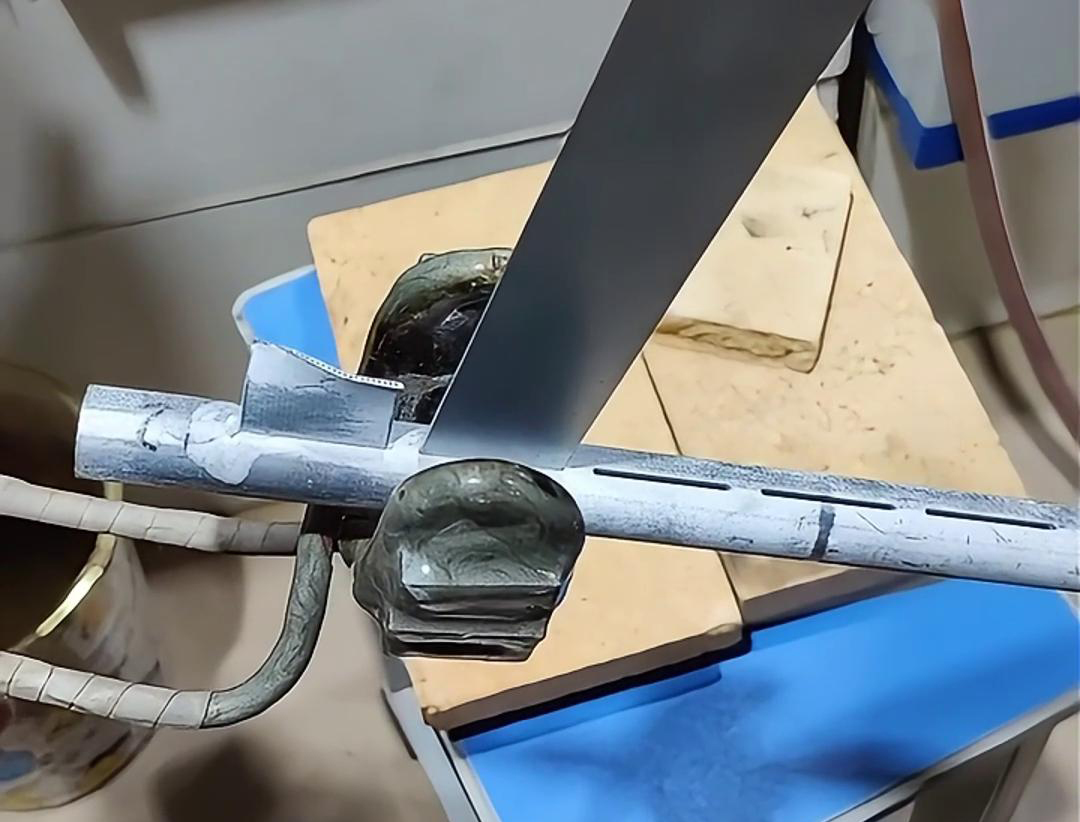 高頻焊接銅管相比傳統(tǒng)的火焰焊接，具有多方面的顯著優(yōu)勢(shì)(圖1)