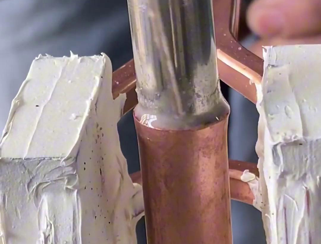 高頻焊接銅管相比傳統(tǒng)的火焰焊接，具有多方面的顯著優(yōu)勢(shì)(圖2)