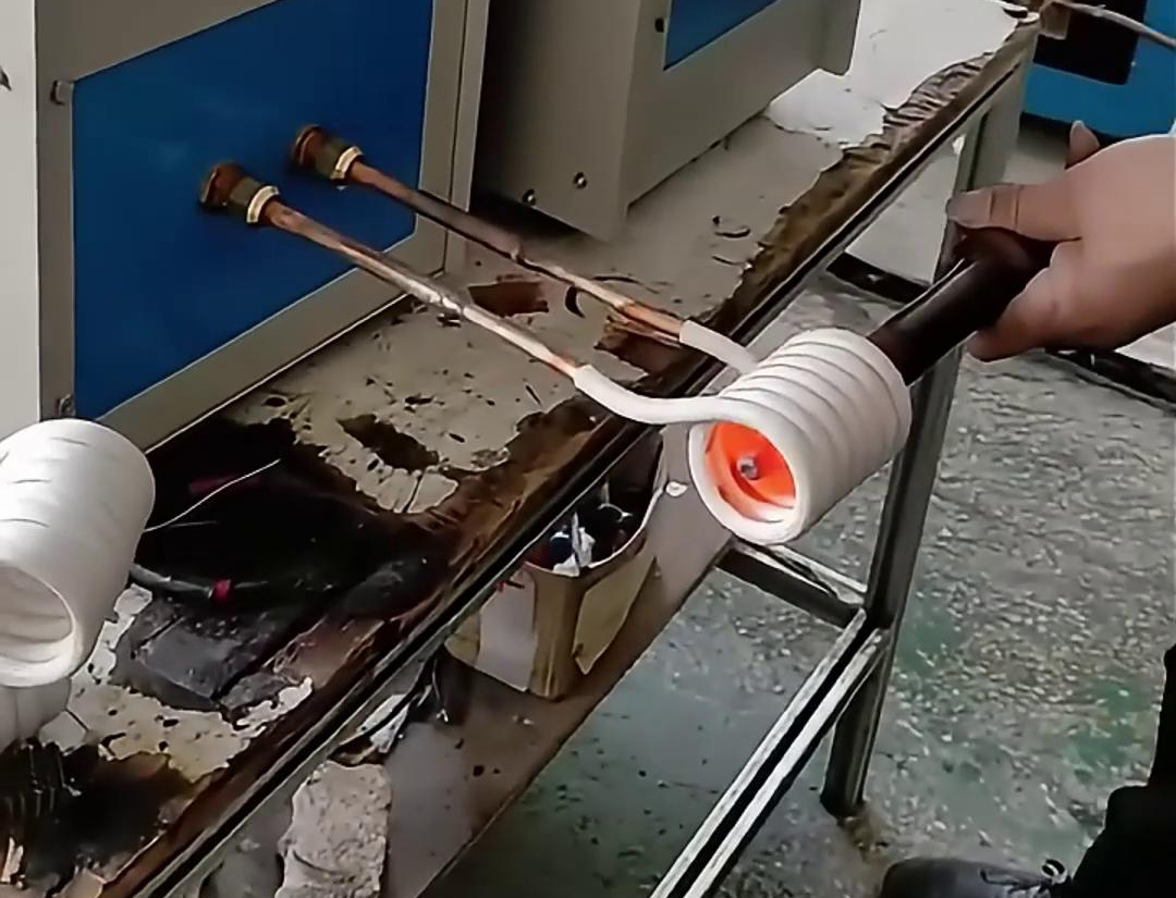 鎬釬加熱鍛造使用高頻加熱機(jī)是一種高效、快速的熱處理方法，