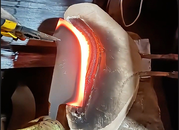 在菜刀制造中，高頻淬火主要用于提高刀片的硬度和耐磨性