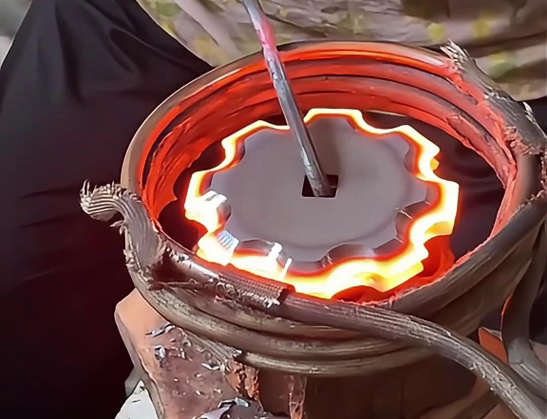 梅花刀片配合輸送帶實(shí)現(xiàn)自動(dòng)化高頻淬火，是一種高效的自動(dòng)化熱處理解決方案