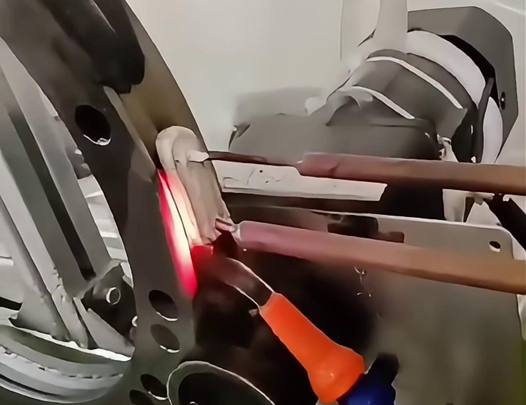 木工刨刀刀刃的高頻淬火是一種提高其硬度和耐磨性的有效方法(圖2)