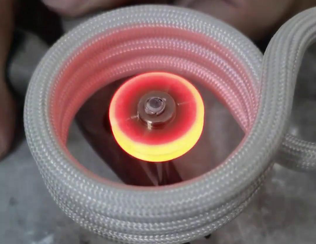 不銹鋼和鎢鋼屬于難焊接的材質(zhì)，但是通過調(diào)整高頻焊機的焊接參數(shù)，可以實現(xiàn)出色的焊接效果