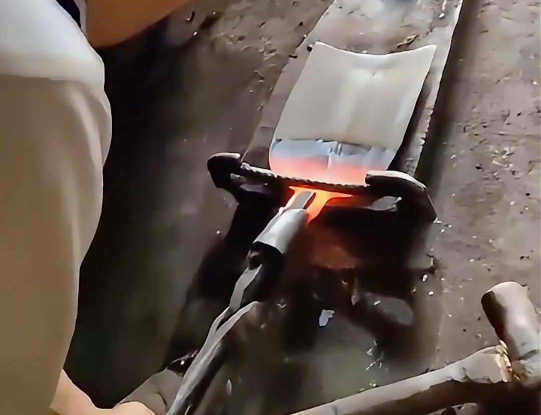 超音頻感應(yīng)加熱設(shè)備對(duì)農(nóng)用鋤頭進(jìn)行加熱退火熱處理折彎