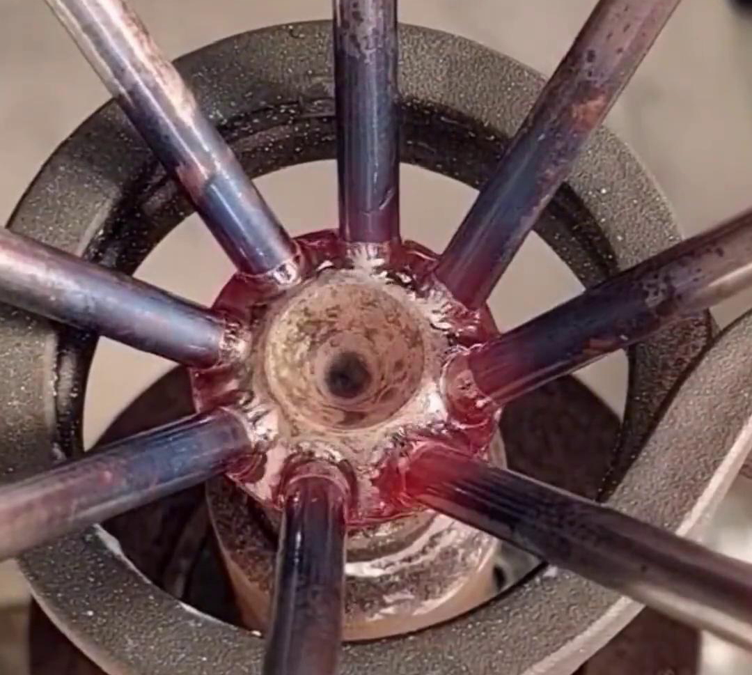 高頻焊機的用途非常廣泛，其中一種應(yīng)用是在黃銅分液器焊接中