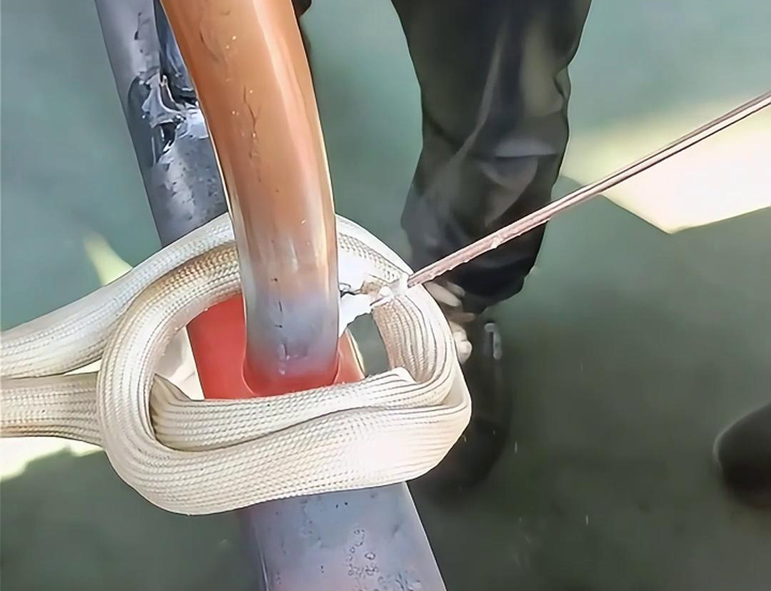 使用高頻焊機進行銅管焊接，可以大大提高工作效率