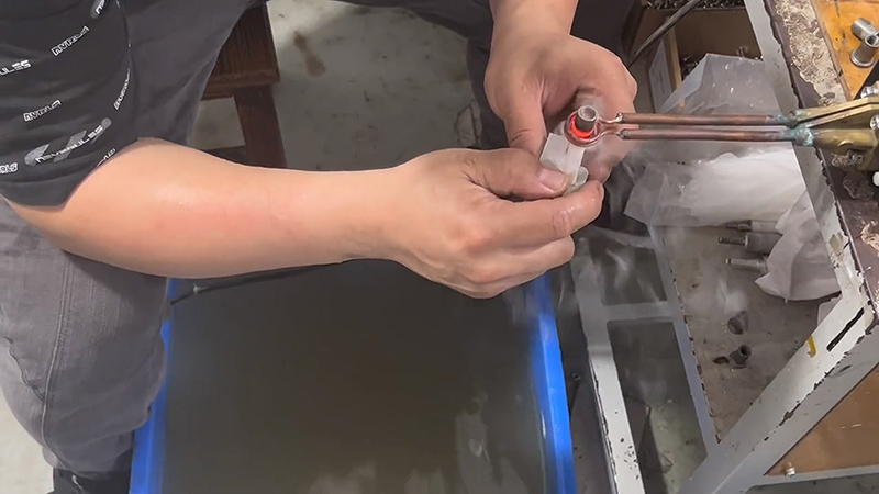 超高頻自動(dòng)化淬火設(shè)備以其節(jié)能、環(huán)保和廣泛適用性等特點(diǎn)