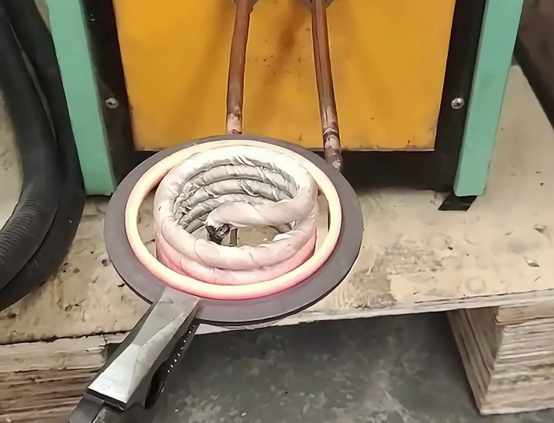 內(nèi)孔加熱，就用高頻加熱機(jī)，因?yàn)樗灰?20V電壓