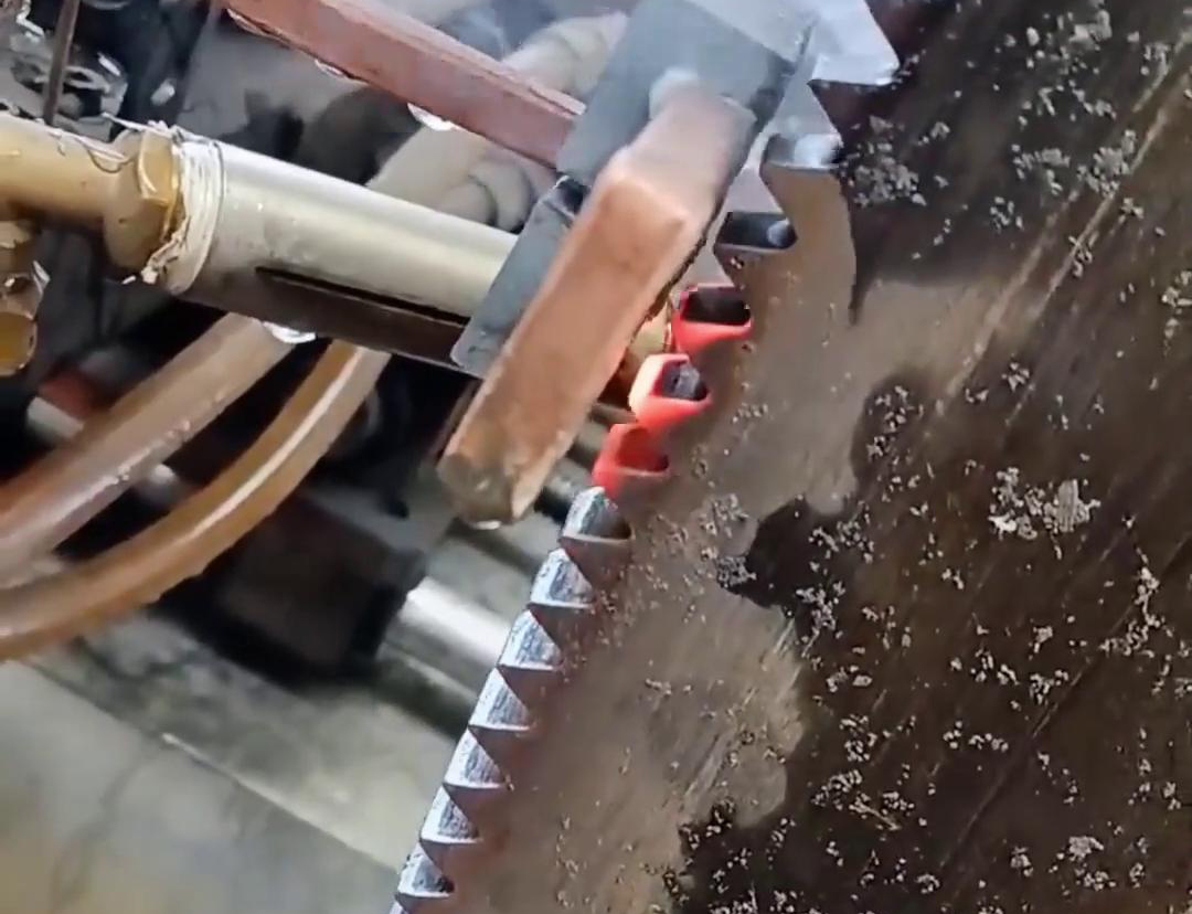 利用高頻淬火機(jī)對大型圓盤鋸齒的淬火