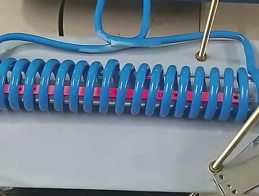 客戶定制的高頻退火機(jī)，專門用于雙孔墊片在線退火，