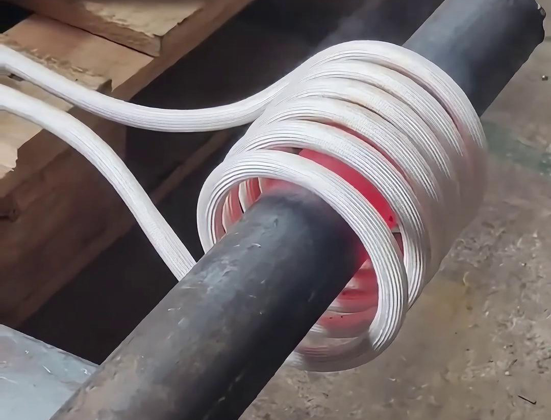 30KW高頻感應(yīng)加熱設(shè)備，局部加熱直徑65mm的鐵棒折彎