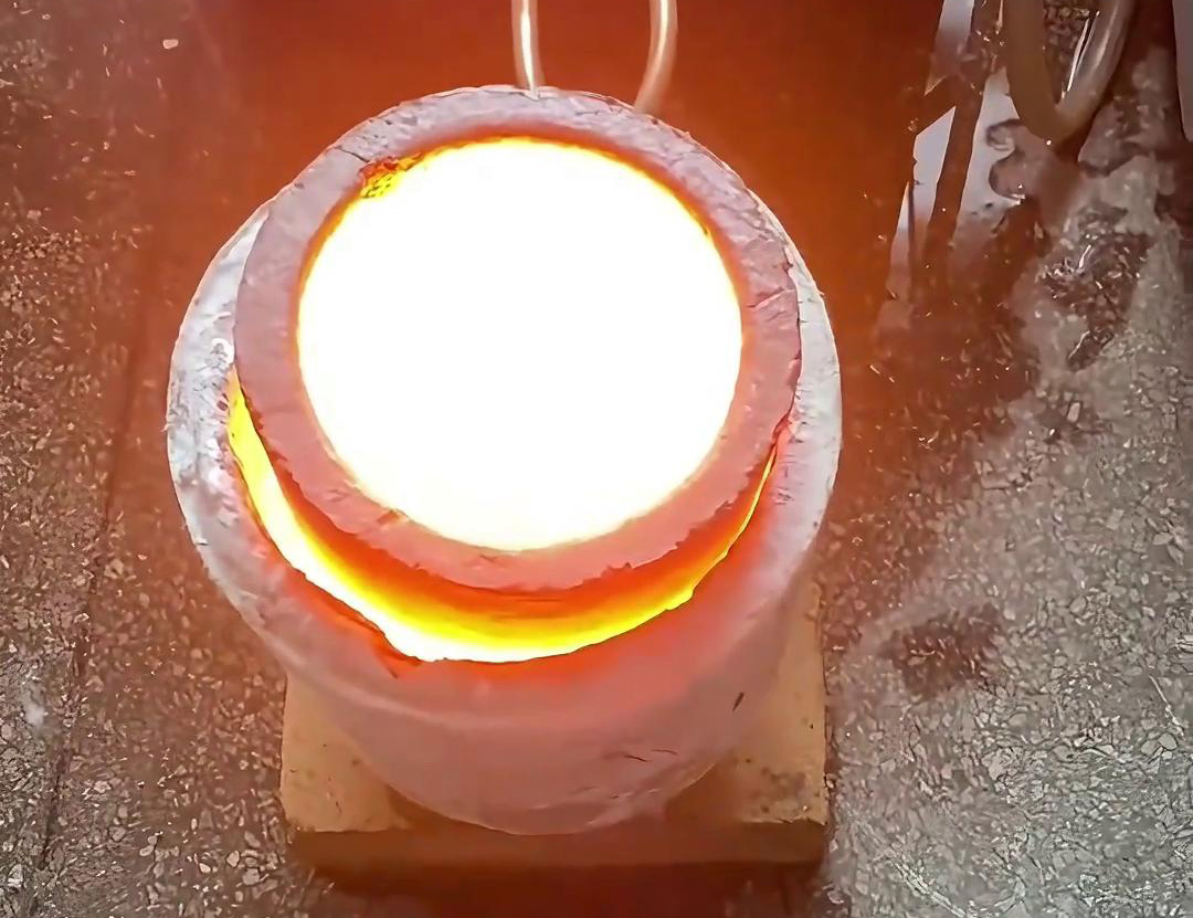 10公斤不銹鋼中頻熔煉爐廣泛應(yīng)用于小型金屬加工企業(yè)、實(shí)驗(yàn)室、科研機(jī)構(gòu)等領(lǐng)域