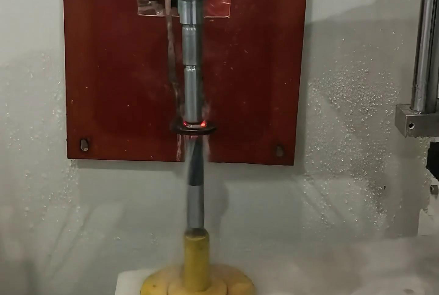 自動(dòng)化高頻淬火機(jī)床為各種工件如齒輪軸類等機(jī)械零件提供淬火處理