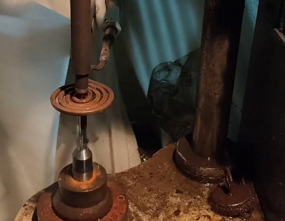 高頻淬火機(jī)床針對(duì)10mm軸的高頻淬火處理