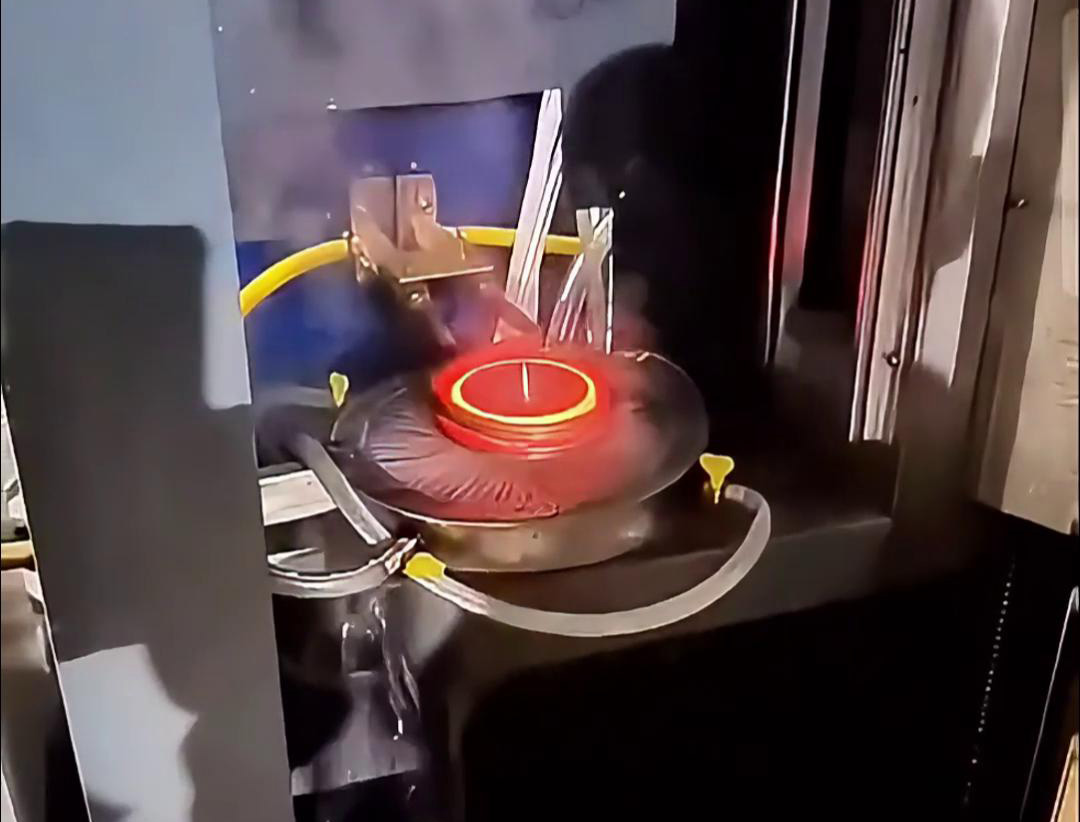 高頻感應(yīng)齒輪淬火是一種高效、精確且節(jié)能環(huán)保的齒輪表面處理技術(shù)