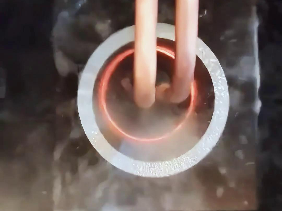 粉絲問 “高頻加熱能在水中直接加熱工件嗎？” 實(shí)測(cè)：海瑞拓高頻設(shè)備真能做到！(圖2)