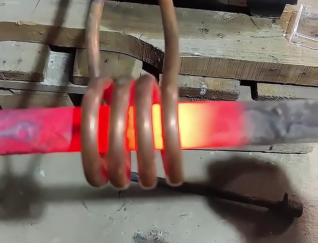 高頻感應(yīng)加熱設(shè)備能夠在極短的時(shí)間內(nèi)將實(shí)心棒料加熱到所需溫度