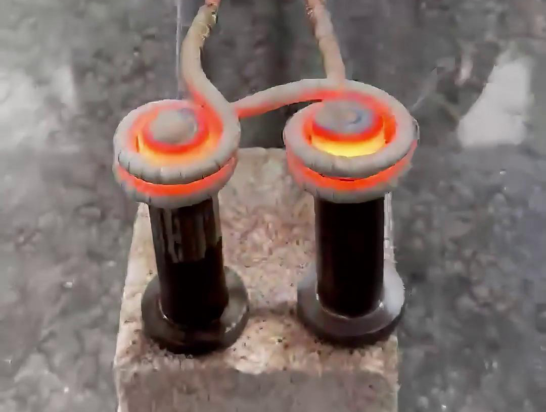 中頻感應(yīng)加熱設(shè)備，它可以同時(shí)加熱多個(gè)金屬工件