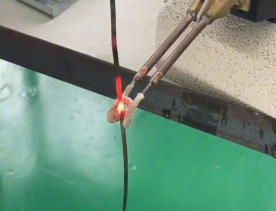 220V電壓的超高頻感應(yīng)加熱機(jī)對(duì)不銹鋼線片加熱退火熱處理