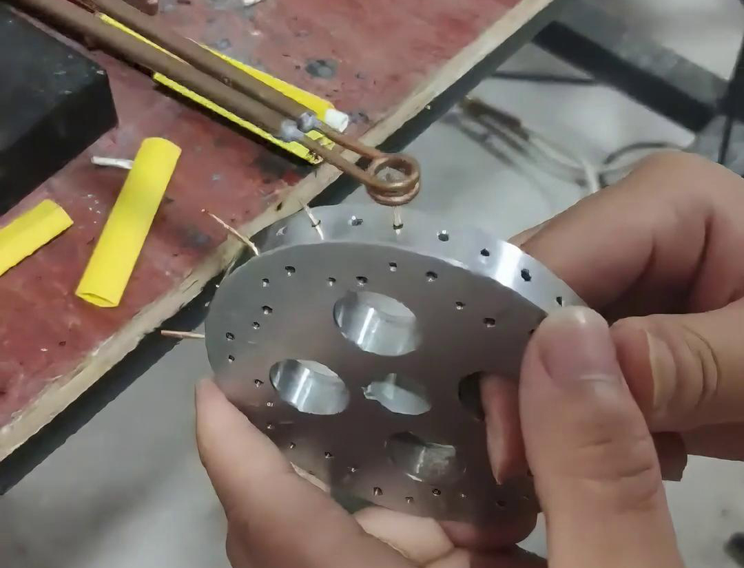 ?一款功能強(qiáng)大的超高頻釬焊機(jī)，專為焊接尺寸特別小的工件而設(shè)計