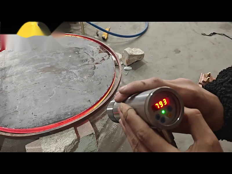 160KW超音頻感應(yīng)加熱設(shè)備完全有能力將直徑700mm、厚度20mm的圓形鋼餅加熱到900度