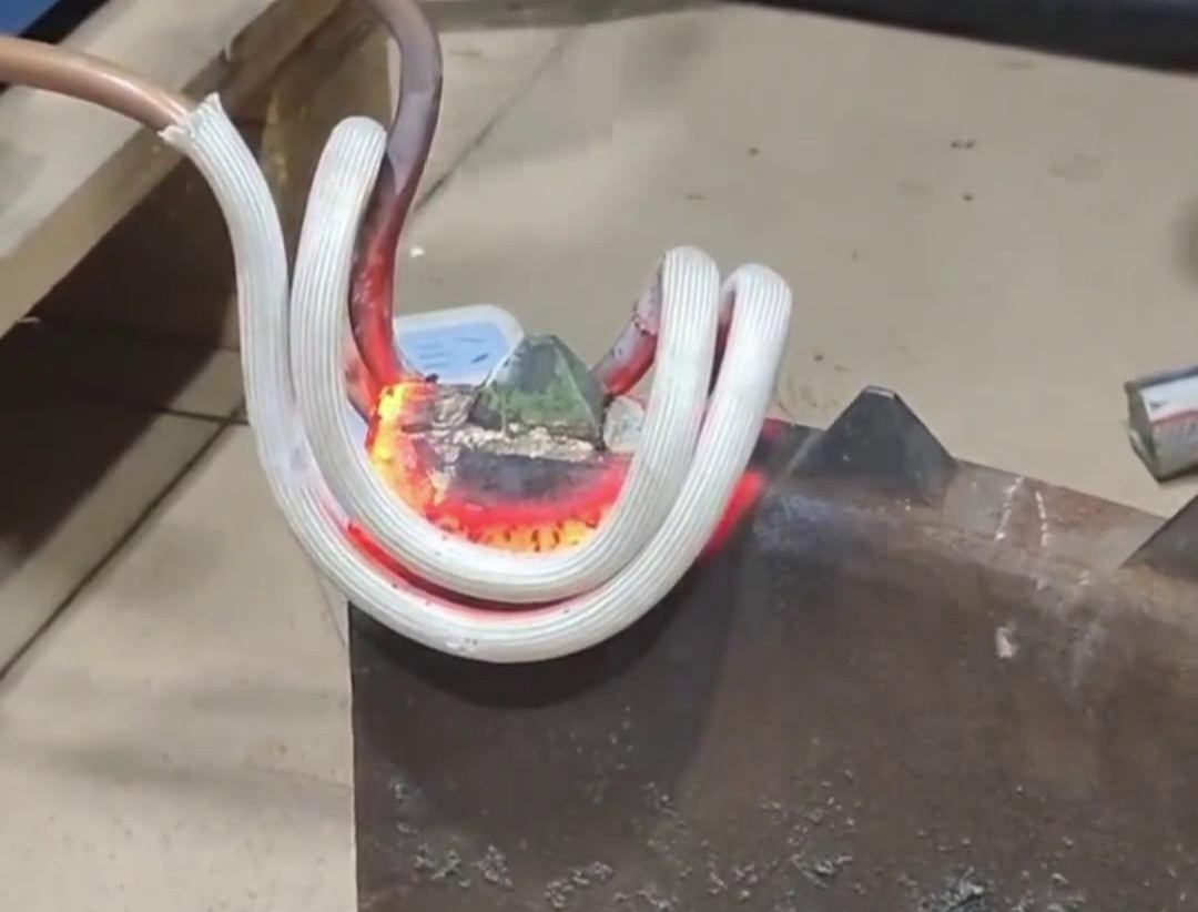 合金熱拆是一種利用高頻加熱機快速加熱帶合金金屬材料，以實現(xiàn)拆卸或維修的工藝方法