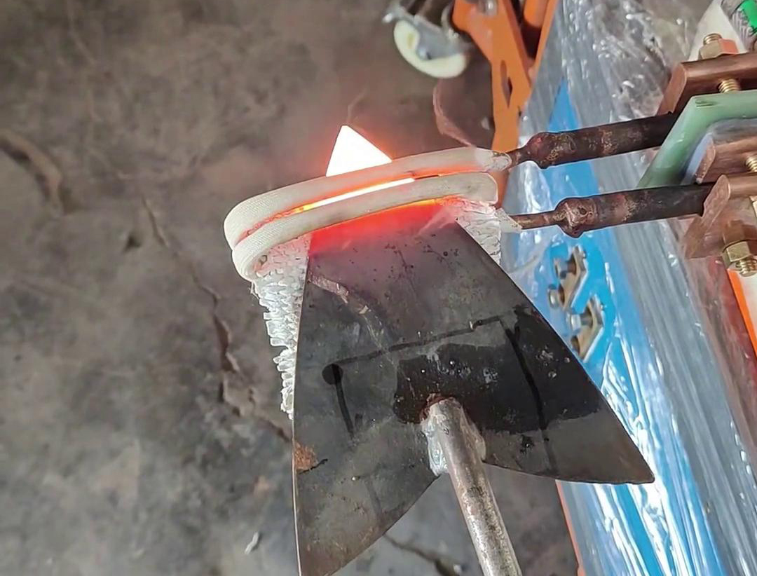 對于只有3mm厚的鋼鐵板加熱，不管是超高頻加熱機還是高頻加熱機都可以輕松做到