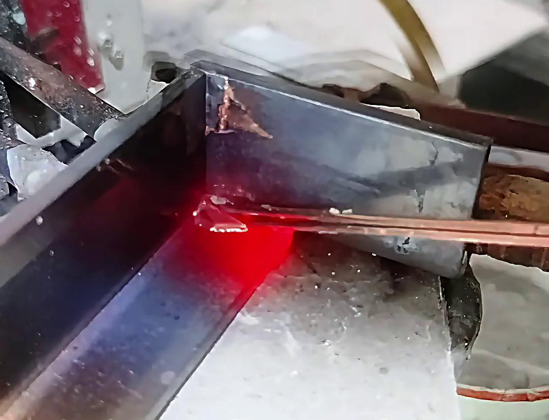 高頻焊機(jī)在銅排焊接中應(yīng)根據(jù)銅排的材質(zhì)、尺寸、厚度和焊接要求選擇