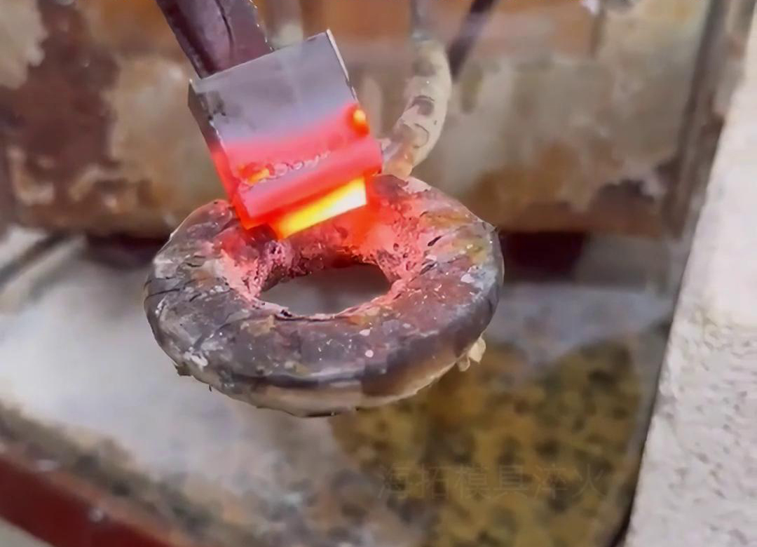 刀模淬火是一種重要的熱處理工藝，旨在提高刀模的硬度、耐磨性和使用壽命