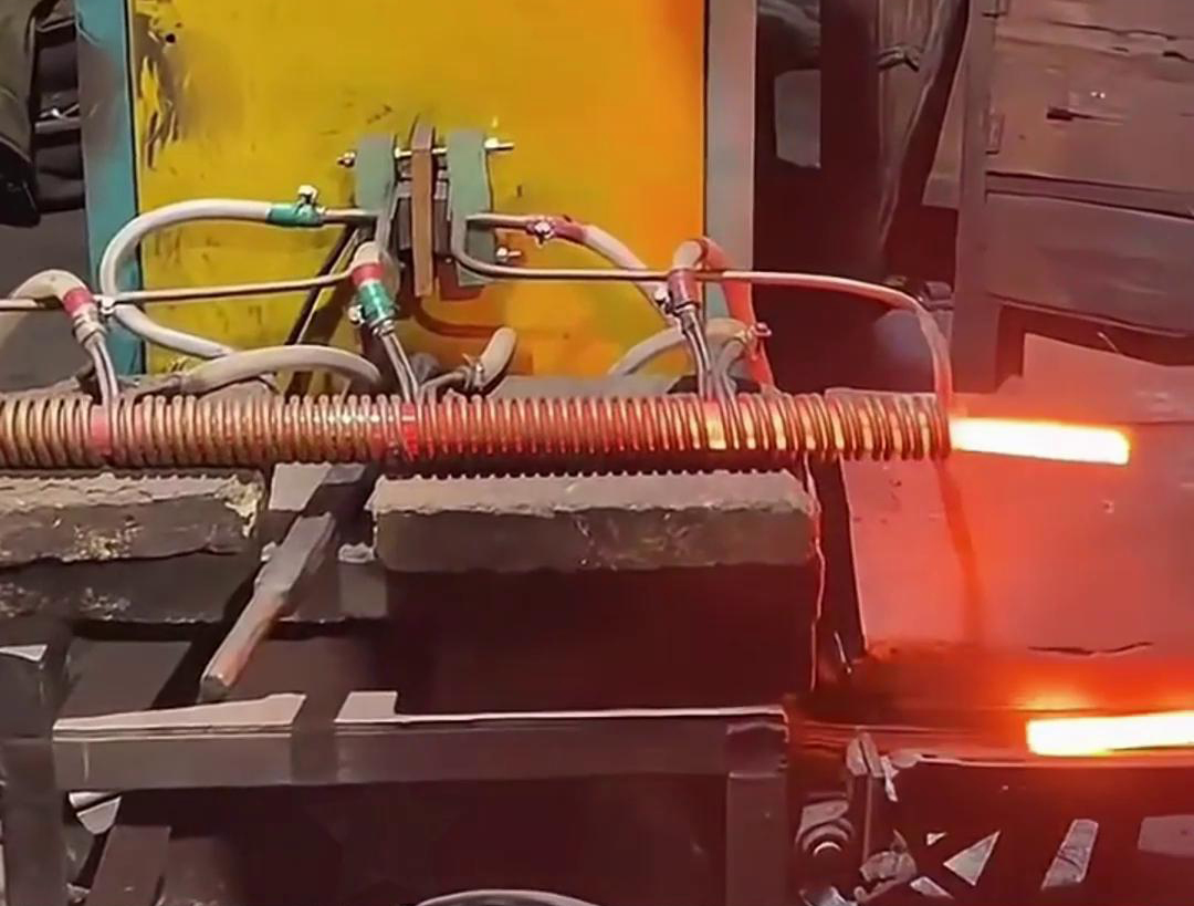 中頻感應(yīng)加熱設(shè)備一體機專門用來做棒料加熱熱透鍛造使用