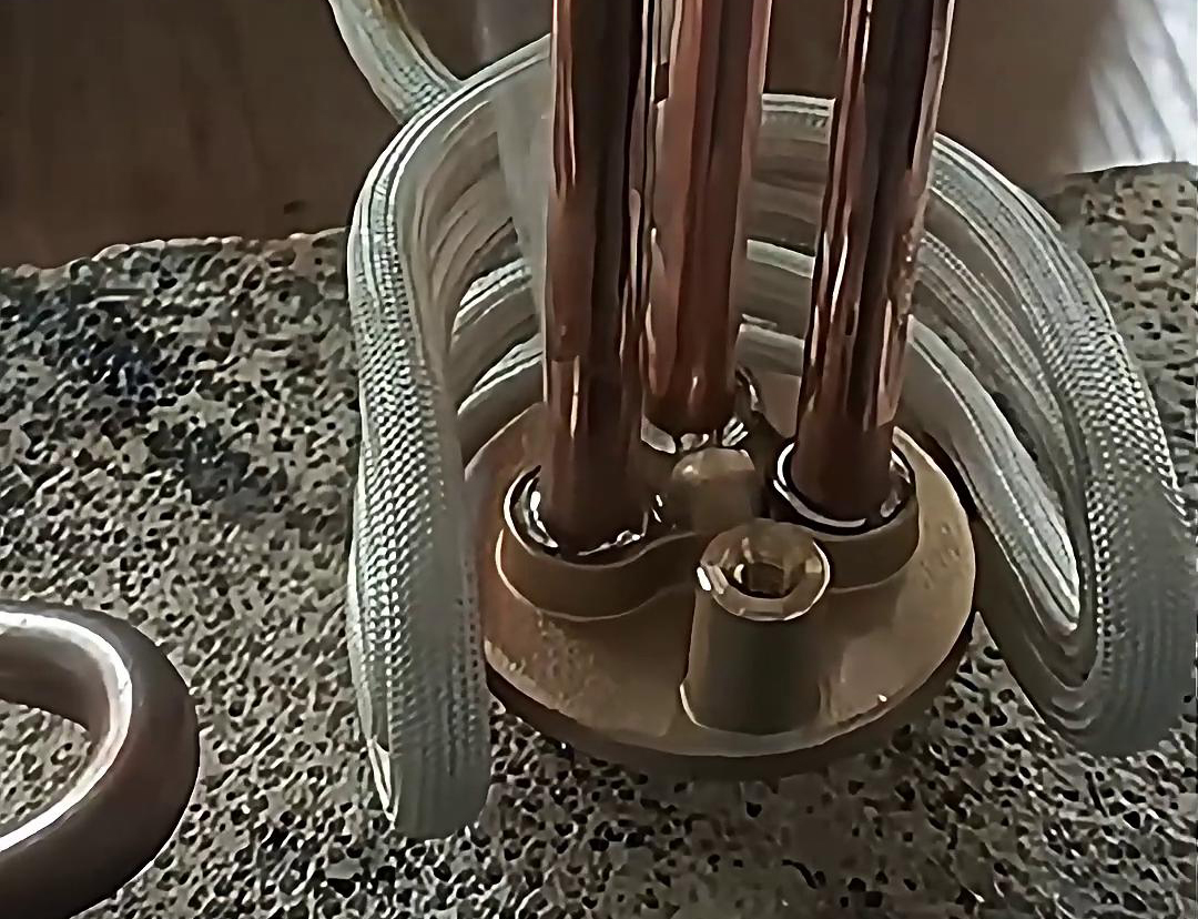 高頻釬焊設(shè)備可以適用于不同材質(zhì)、尺寸和形狀的銅管分流器的焊接