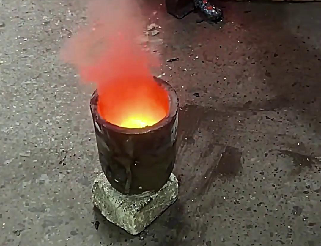 海瑞拓小型中頻熔煉爐助力黃金礦粉熔煉測(cè)試(圖1)