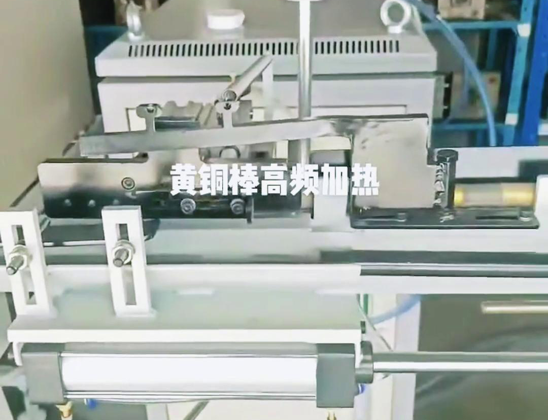 自動化送料機(jī)把一根根的黃銅棒送到鍛造加熱爐里加熱
