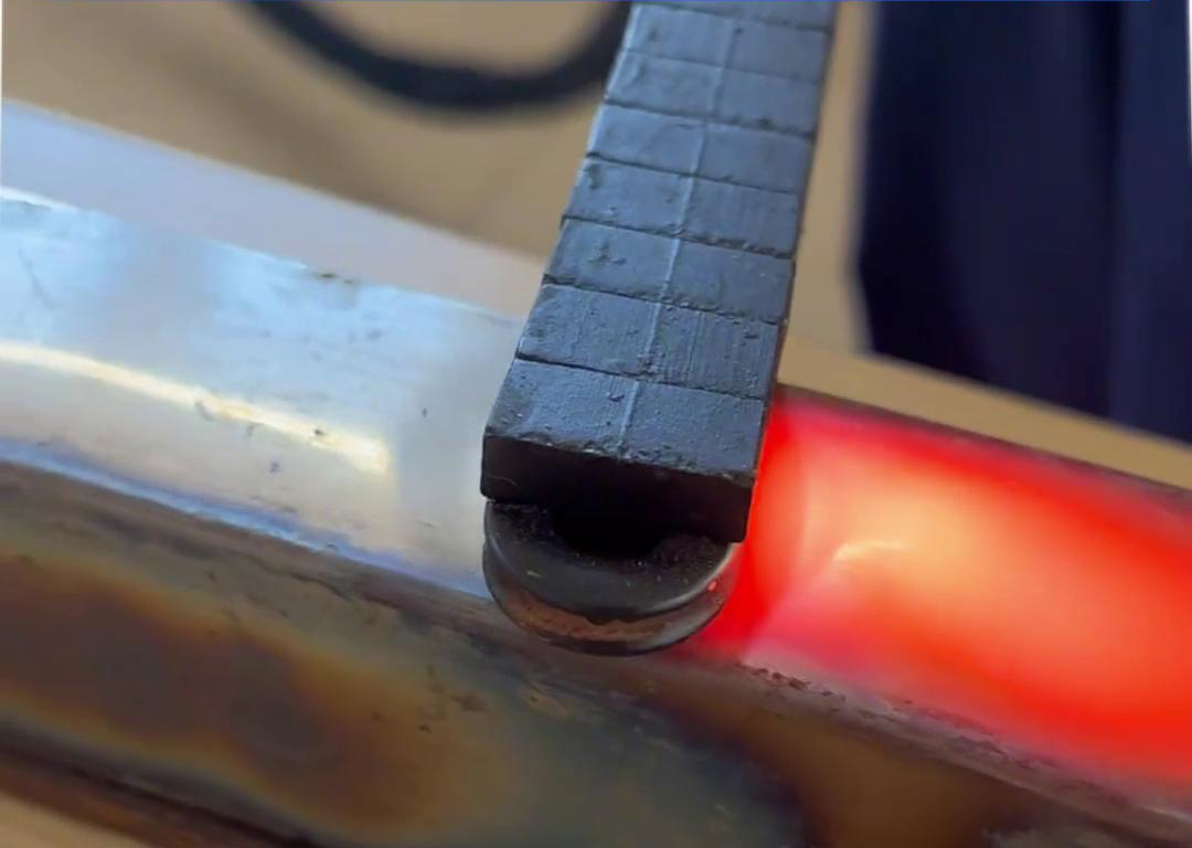 手持式高頻機一臺設(shè)備即可完成焊接、加熱、退火、淬火等多種任務(wù)